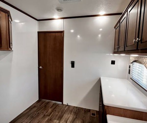 28672 Medical Trailer Front Room 2